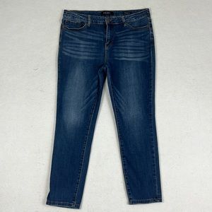 Judy Blue | Relaxed fit Jeans | Medium Wash | Light Distressing | Size 32